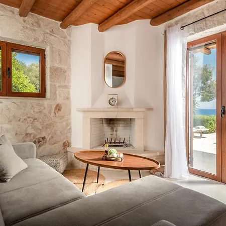 Noesis With Private Pool, Sea Views & 100m Away