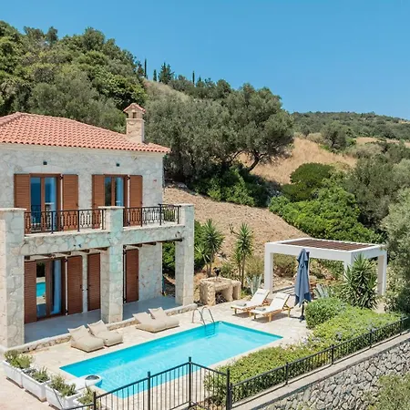 Noesis With Private Pool, Sea Views & 100m Away
