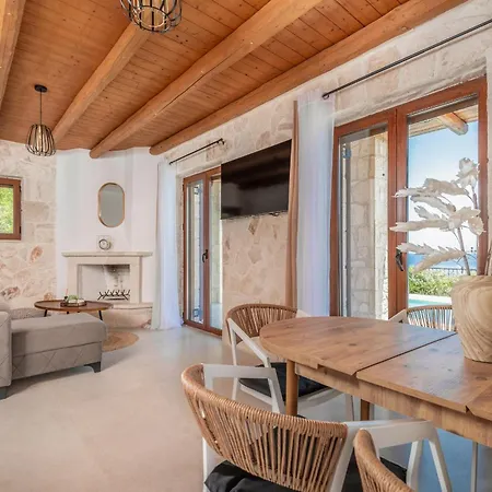 Noesis With Private Pool, Sea Views & 100m Away Villa