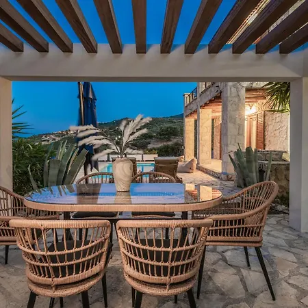 Noesis With Private Pool, Sea Views & 100m Away Skinária
