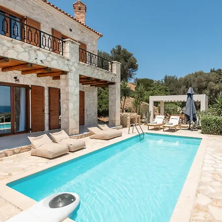 Noesis With Private Pool, Sea Views & 100m Away